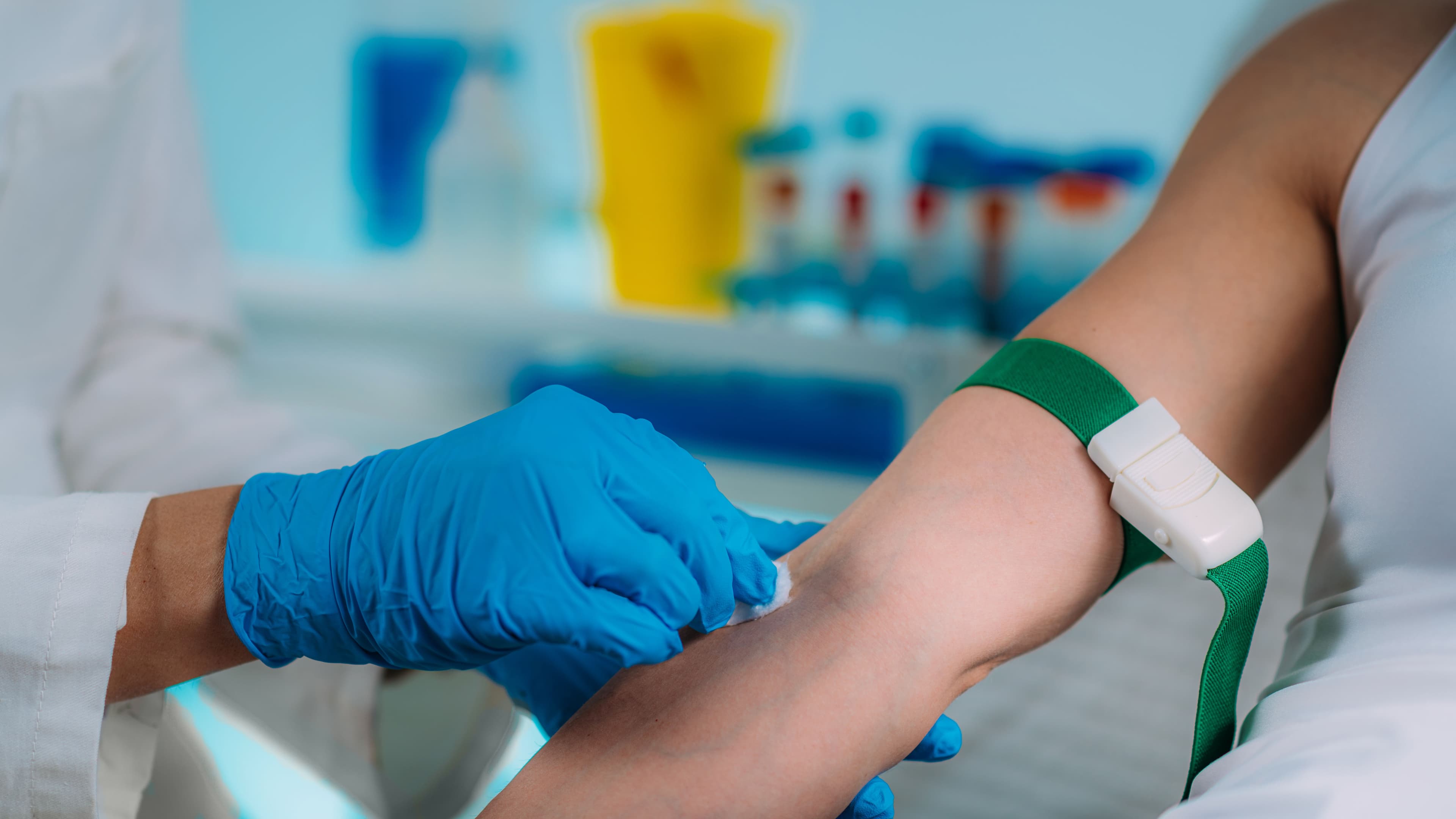 Nurse with protective mask drawing blood for laboratory analysis during coronavirus crisis - Microgen - stock.adobe.com