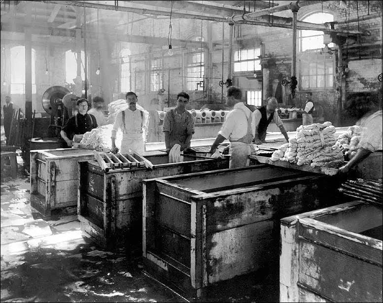 Workers in a silk plant in Paterson, New Jersey, at the turn of the 20th century. | Image: National Park Service.