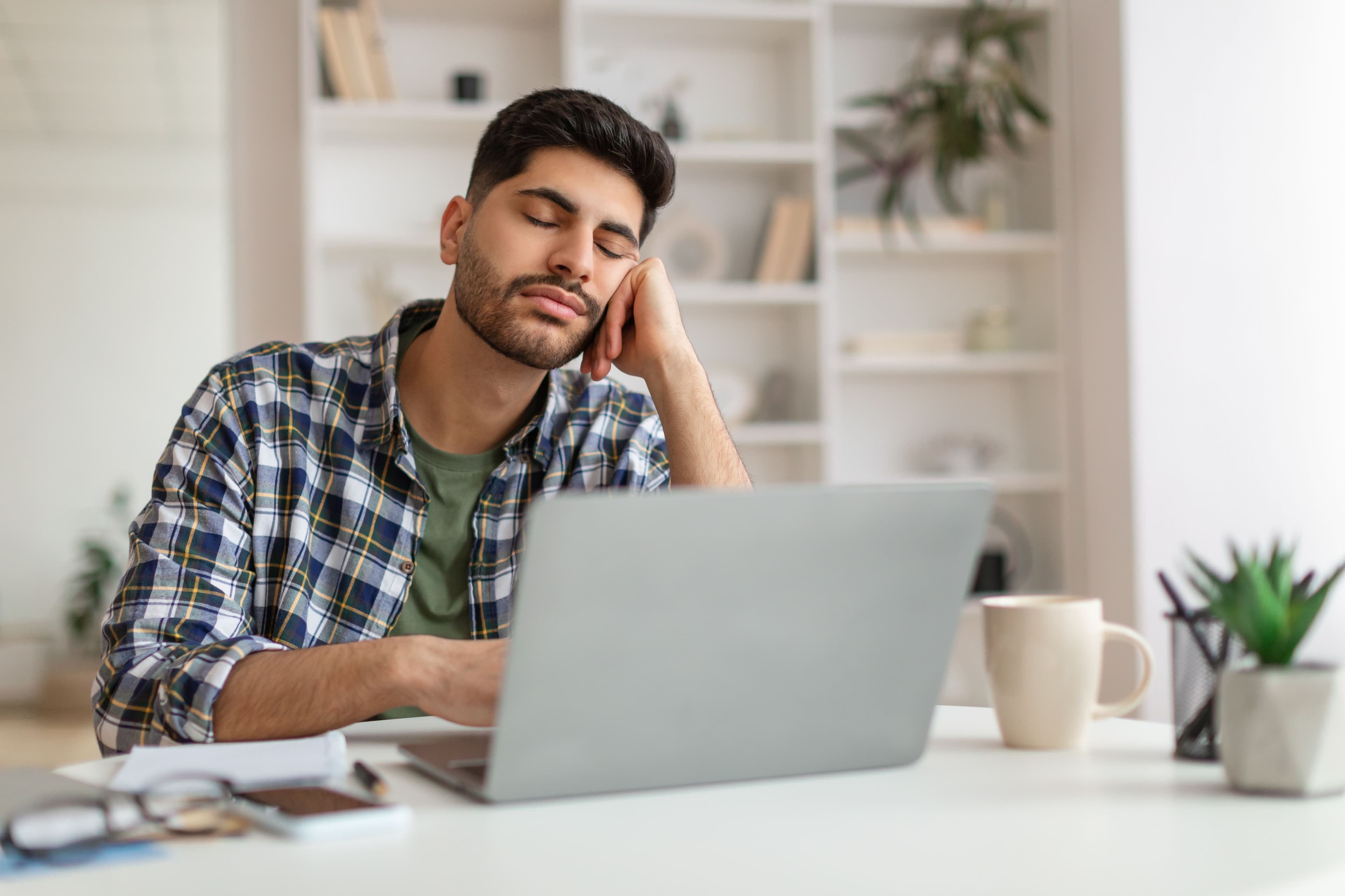 Narcolepsy and idiopathic hypersomnia are each characterized by excessive daytime sleepiness | image credit: Prostock-studio - stock.adobe.com