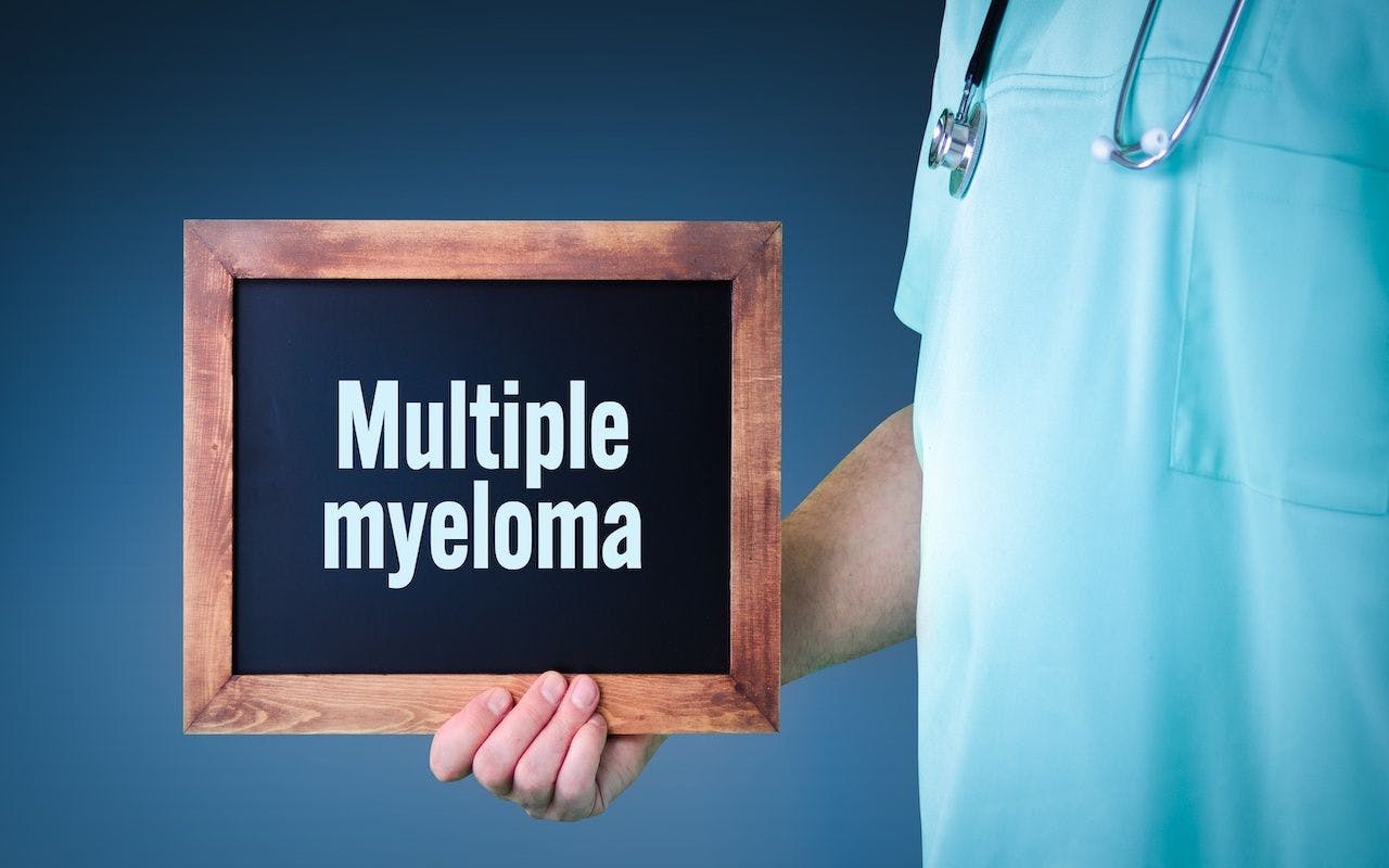 Multiple myeloma. Doctor shows sign/board with wooden frame. Background blue: © MQ-Illustrations - stock.adobe.com