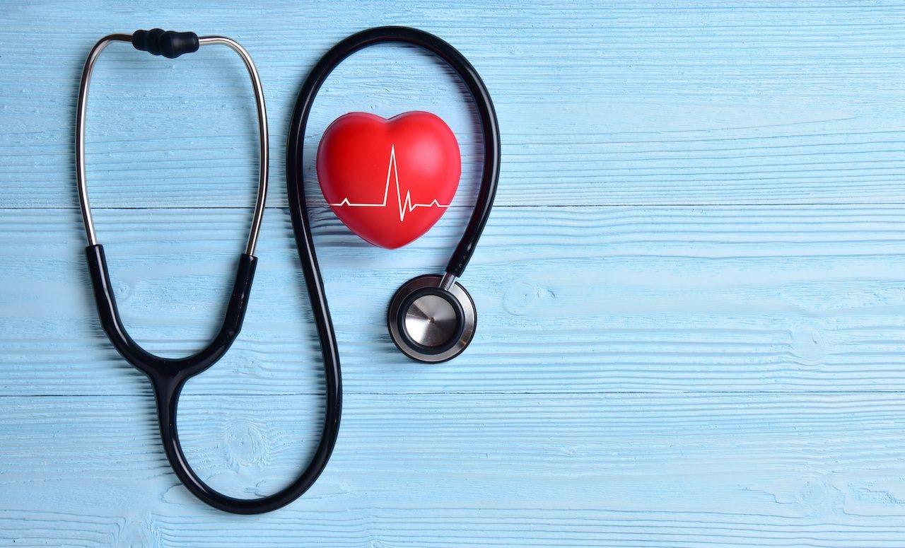 Red heart with stethoscope: © eggeeggjiew - stock.adobe.com