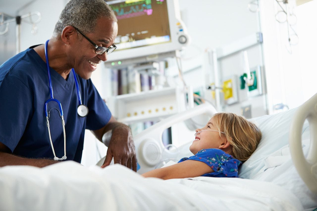 Young Girl Talking To Male Nurse In Intensive Care Unit: © Monkey Business - stock.adobe.com